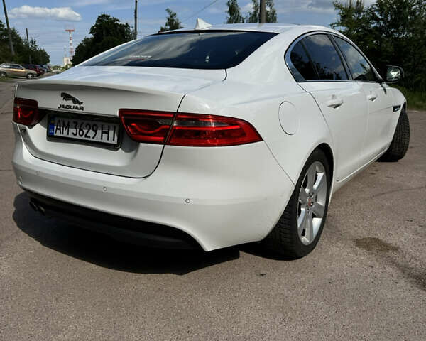 Белый Ягуар XE, объемом двигателя 2 л и пробегом 197 тыс. км за 15700 $, фото 7 на Automoto.ua