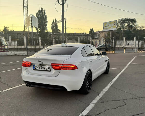 Белый Ягуар XE, объемом двигателя 2 л и пробегом 100 тыс. км за 15500 $, фото 6 на Automoto.ua