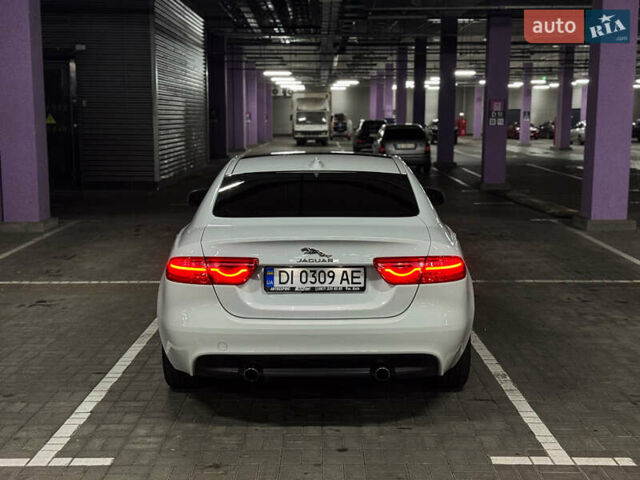 Белый Ягуар XE, объемом двигателя 2 л и пробегом 57 тыс. км за 14500 $, фото 2 на Automoto.ua