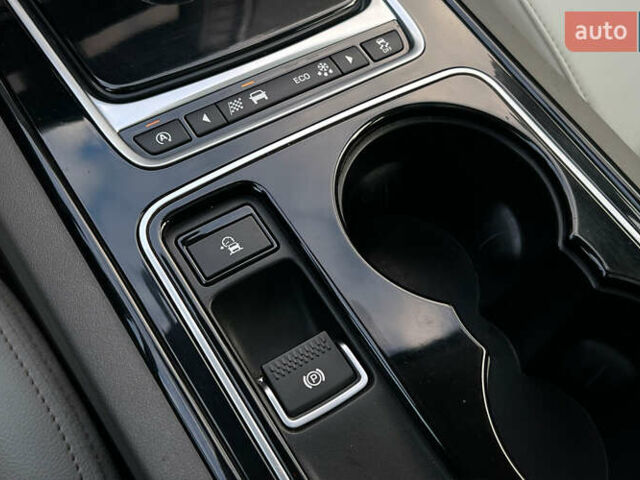 Белый Ягуар XE, объемом двигателя 2 л и пробегом 82 тыс. км за 14300 $, фото 20 на Automoto.ua