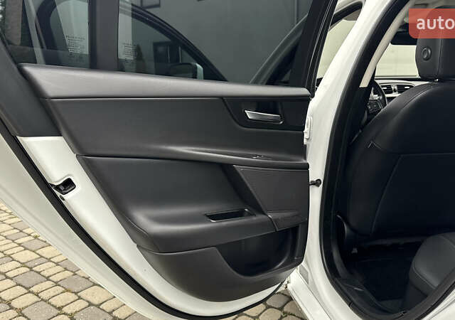 Белый Ягуар XE, объемом двигателя 2 л и пробегом 137 тыс. км за 16950 $, фото 33 на Automoto.ua
