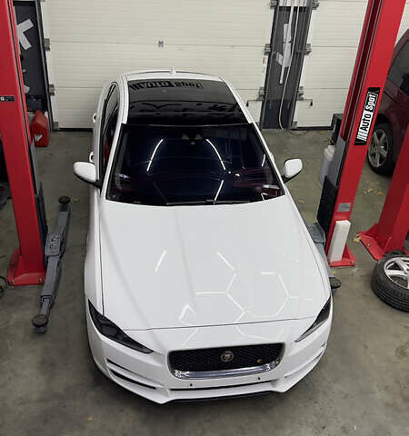 Белый Ягуар XE, объемом двигателя 2 л и пробегом 57 тыс. км за 14500 $, фото 19 на Automoto.ua