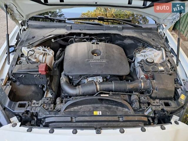 Белый Ягуар XE, объемом двигателя 2 л и пробегом 68 тыс. км за 16700 $, фото 1 на Automoto.ua