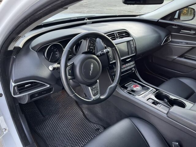 Ягуар XE 2016 у Києві на Automoto.ua Білий Ягуар XE, об'ємом двигуна 2 л та пробігом 72 тис. км за 16900 $, фото 4 на Automoto.ua