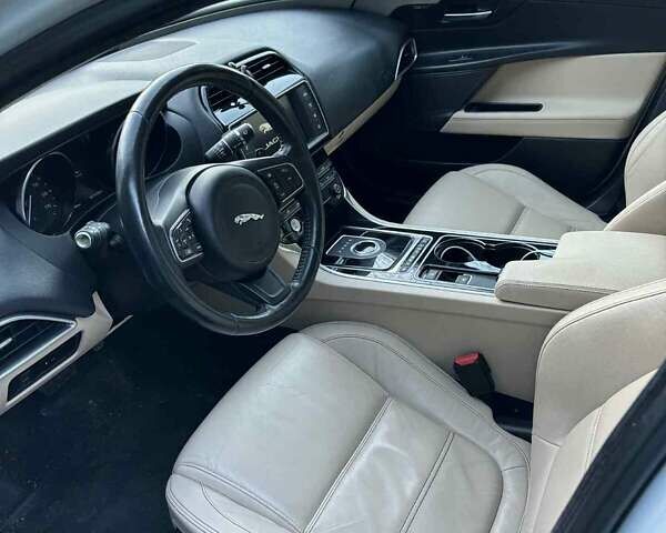 Белый Ягуар XE, объемом двигателя 2 л и пробегом 136 тыс. км за 15450 $, фото 7 на Automoto.ua