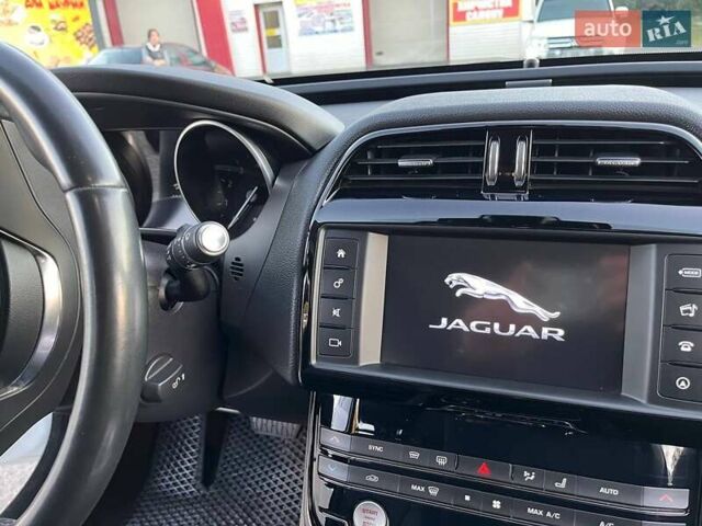 Белый Ягуар XE, объемом двигателя 2 л и пробегом 68 тыс. км за 16700 $, фото 10 на Automoto.ua