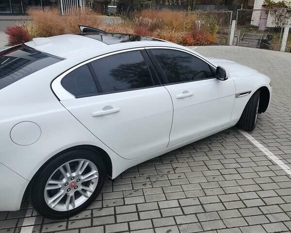 Белый Ягуар XE, объемом двигателя 2 л и пробегом 158 тыс. км за 15800 $, фото 1 на Automoto.ua