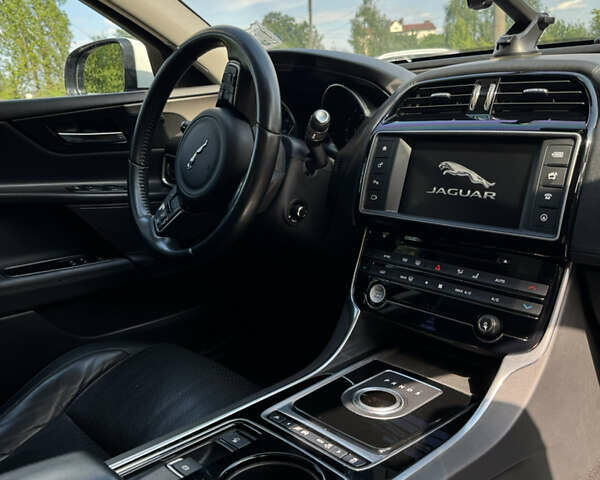 Белый Ягуар XE, объемом двигателя 2 л и пробегом 197 тыс. км за 15700 $, фото 2 на Automoto.ua