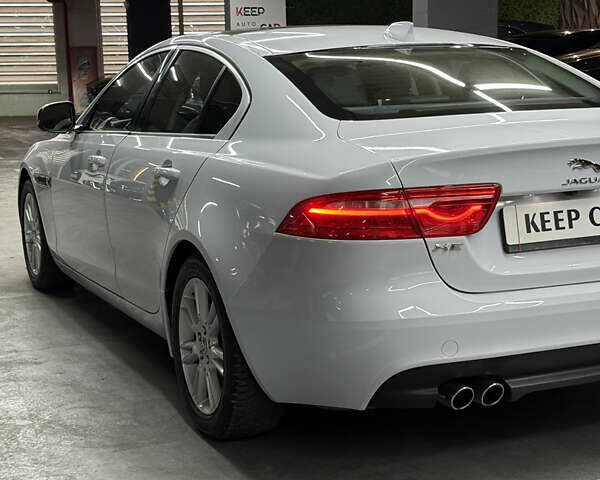 Белый Ягуар XE, объемом двигателя 2 л и пробегом 79 тыс. км за 17500 $, фото 14 на Automoto.ua