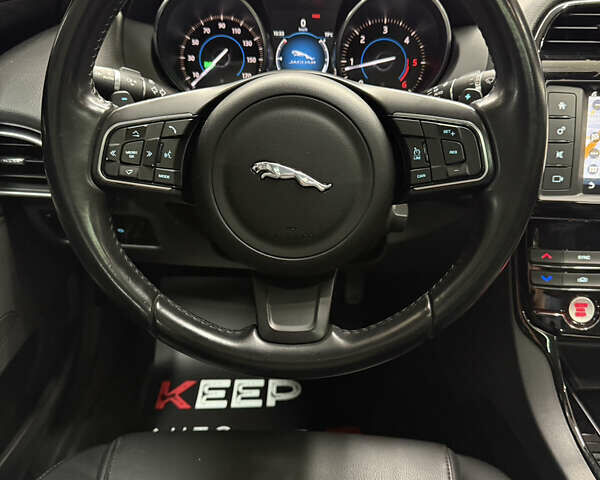 Белый Ягуар XE, объемом двигателя 2 л и пробегом 79 тыс. км за 17500 $, фото 28 на Automoto.ua