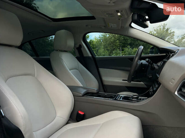 Белый Ягуар XE, объемом двигателя 2 л и пробегом 82 тыс. км за 14300 $, фото 8 на Automoto.ua