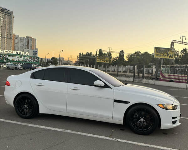 Белый Ягуар XE, объемом двигателя 2 л и пробегом 100 тыс. км за 15500 $, фото 1 на Automoto.ua