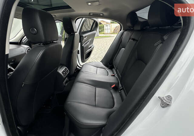 Белый Ягуар XE, объемом двигателя 2 л и пробегом 137 тыс. км за 16950 $, фото 34 на Automoto.ua