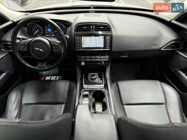 Белый Ягуар XE, объемом двигателя 2 л и пробегом 79 тыс. км за 17500 $, фото 24 на Automoto.ua