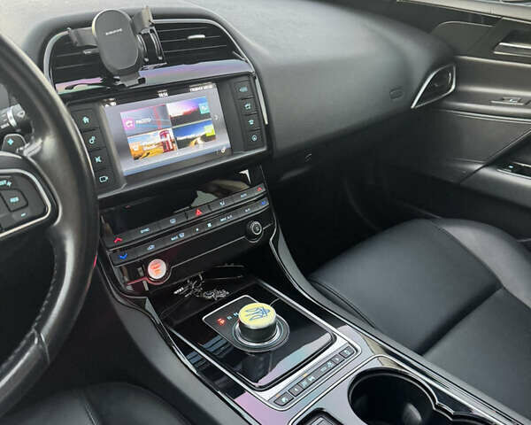 Белый Ягуар XE, объемом двигателя 2 л и пробегом 100 тыс. км за 15500 $, фото 11 на Automoto.ua