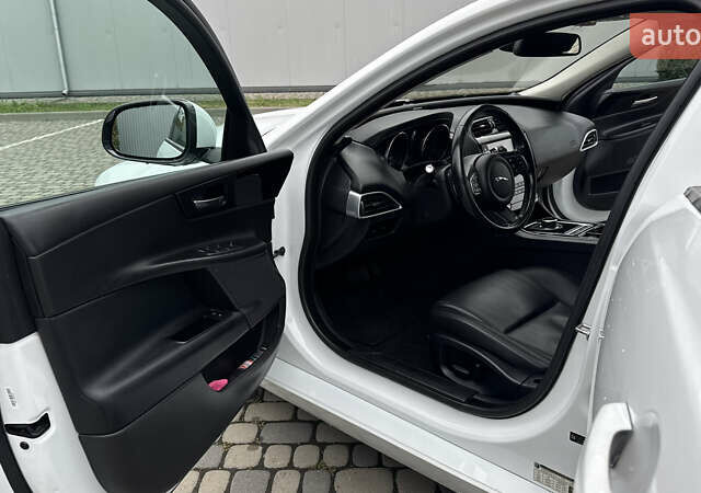 Белый Ягуар XE, объемом двигателя 2 л и пробегом 137 тыс. км за 16950 $, фото 41 на Automoto.ua