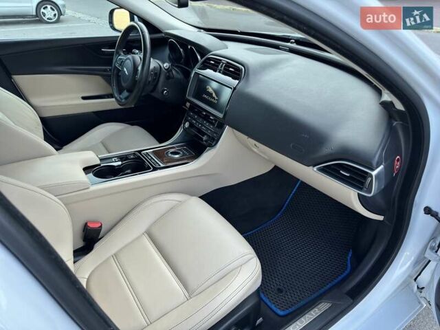 Белый Ягуар XE, объемом двигателя 2 л и пробегом 78 тыс. км за 16800 $, фото 19 на Automoto.ua