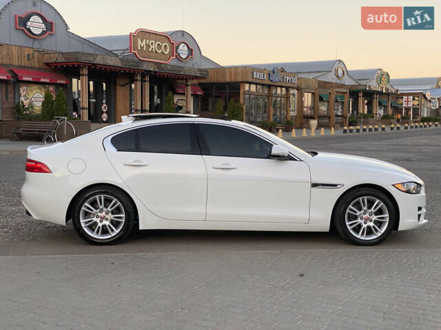 Белый Ягуар XE, объемом двигателя 2 л и пробегом 133 тыс. км за 14800 $, фото 7 на Automoto.ua