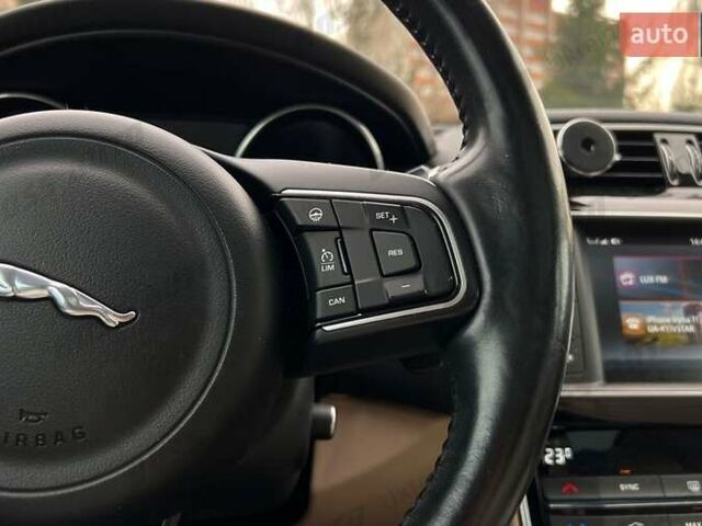 Белый Ягуар XE, объемом двигателя 2 л и пробегом 137 тыс. км за 14500 $, фото 3 на Automoto.ua