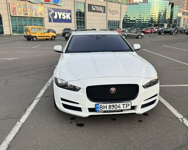 Белый Ягуар XE, объемом двигателя 2 л и пробегом 100 тыс. км за 15500 $, фото 4 на Automoto.ua