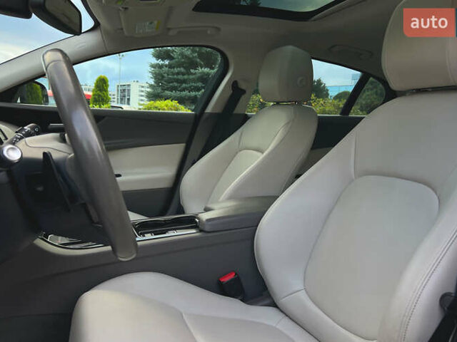 Белый Ягуар XE, объемом двигателя 2 л и пробегом 82 тыс. км за 14300 $, фото 14 на Automoto.ua