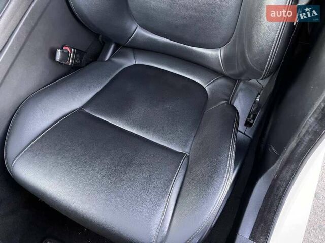 Белый Ягуар XE, объемом двигателя 2 л и пробегом 68 тыс. км за 16700 $, фото 15 на Automoto.ua