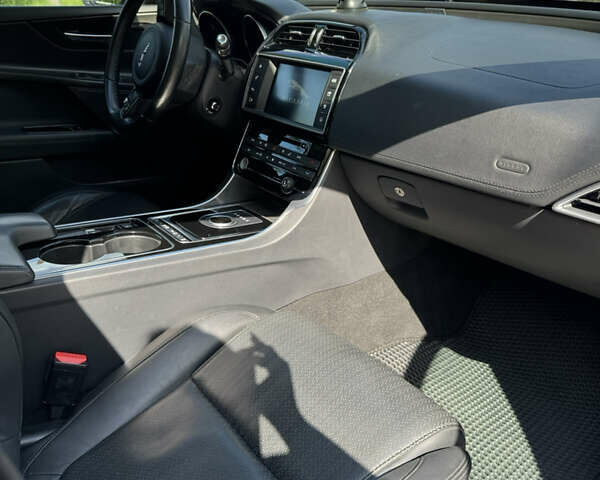 Белый Ягуар XE, объемом двигателя 2 л и пробегом 197 тыс. км за 15700 $, фото 8 на Automoto.ua