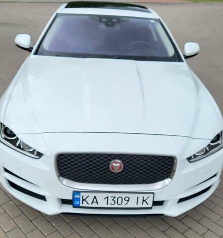 Белый Ягуар XE, объемом двигателя 3 л и пробегом 132 тыс. км за 12900 $, фото 2 на Automoto.ua