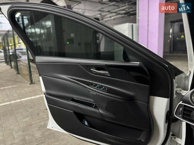 Белый Ягуар XE, объемом двигателя 2 л и пробегом 57 тыс. км за 14500 $, фото 15 на Automoto.ua