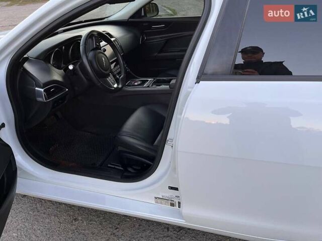 Белый Ягуар XE, объемом двигателя 2 л и пробегом 68 тыс. км за 16700 $, фото 19 на Automoto.ua