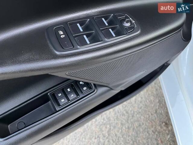 Белый Ягуар XE, объемом двигателя 2 л и пробегом 68 тыс. км за 16700 $, фото 24 на Automoto.ua