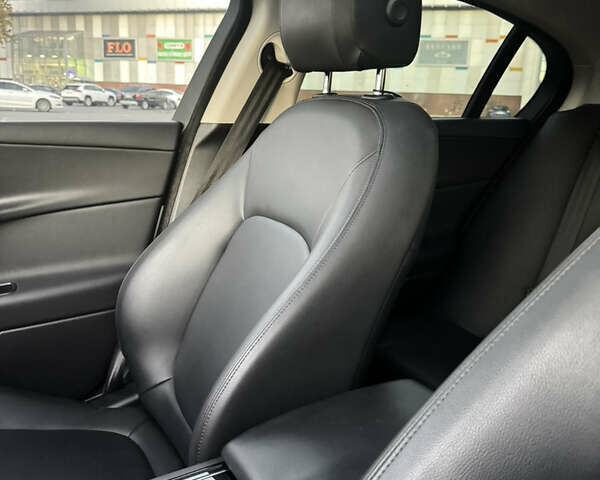 Белый Ягуар XE, объемом двигателя 2 л и пробегом 100 тыс. км за 15500 $, фото 15 на Automoto.ua