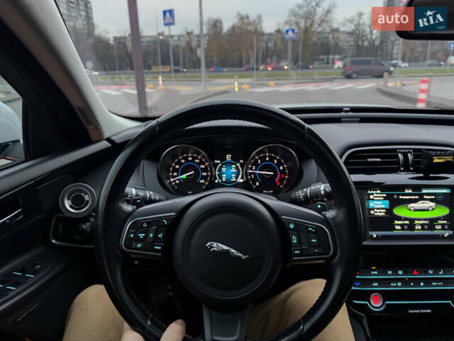 Белый Ягуар XE, объемом двигателя 2 л и пробегом 57 тыс. км за 14500 $, фото 8 на Automoto.ua