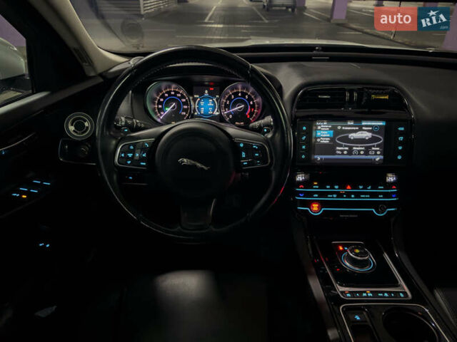 Белый Ягуар XE, объемом двигателя 2 л и пробегом 57 тыс. км за 14500 $, фото 11 на Automoto.ua