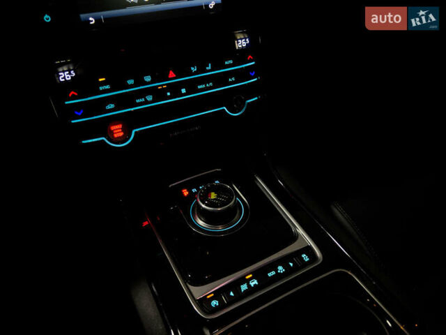 Белый Ягуар XE, объемом двигателя 2 л и пробегом 57 тыс. км за 14500 $, фото 14 на Automoto.ua