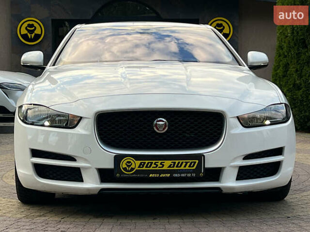 Белый Ягуар XE, объемом двигателя 2 л и пробегом 82 тыс. км за 14300 $, фото 1 на Automoto.ua