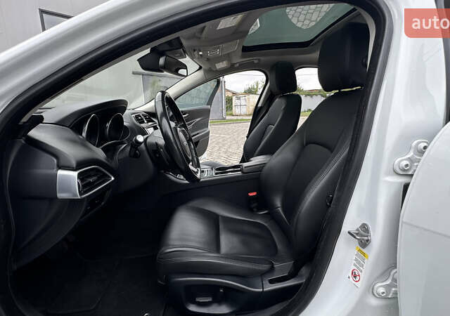 Белый Ягуар XE, объемом двигателя 2 л и пробегом 137 тыс. км за 16950 $, фото 43 на Automoto.ua