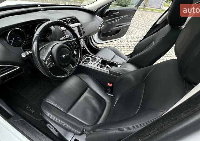 Белый Ягуар XE, объемом двигателя 2 л и пробегом 137 тыс. км за 16950 $, фото 45 на Automoto.ua