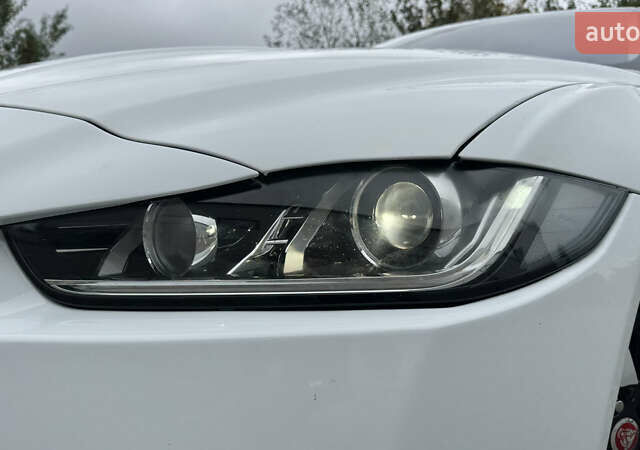 Белый Ягуар XE, объемом двигателя 2 л и пробегом 137 тыс. км за 16950 $, фото 23 на Automoto.ua