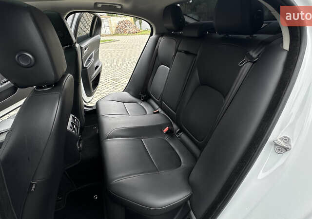 Белый Ягуар XE, объемом двигателя 2 л и пробегом 137 тыс. км за 16950 $, фото 35 на Automoto.ua