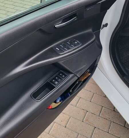 Белый Ягуар XE, объемом двигателя 3 л и пробегом 132 тыс. км за 12900 $, фото 5 на Automoto.ua