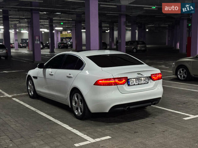 Белый Ягуар XE, объемом двигателя 2 л и пробегом 57 тыс. км за 14500 $, фото 3 на Automoto.ua