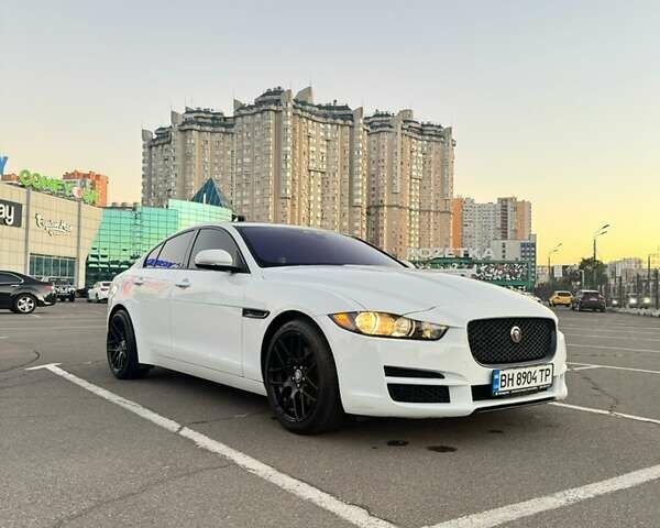 Белый Ягуар XE, объемом двигателя 2 л и пробегом 100 тыс. км за 15500 $, фото 2 на Automoto.ua