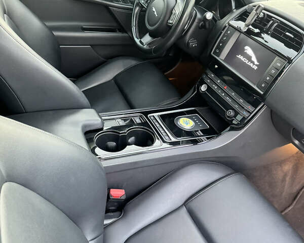 Белый Ягуар XE, объемом двигателя 2 л и пробегом 100 тыс. км за 15500 $, фото 23 на Automoto.ua