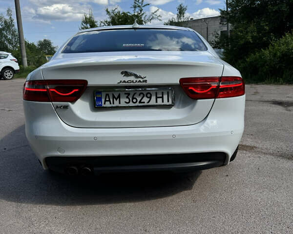Белый Ягуар XE, объемом двигателя 2 л и пробегом 197 тыс. км за 15700 $, фото 6 на Automoto.ua