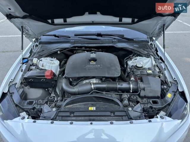 Белый Ягуар XE, объемом двигателя 2 л и пробегом 78 тыс. км за 16800 $, фото 5 на Automoto.ua