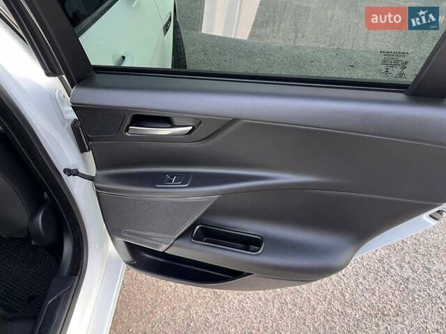 Белый Ягуар XE, объемом двигателя 2 л и пробегом 68 тыс. км за 16700 $, фото 9 на Automoto.ua