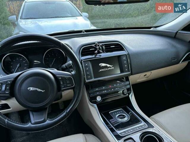 Белый Ягуар XE, объемом двигателя 2 л и пробегом 136 тыс. км за 15450 $, фото 5 на Automoto.ua