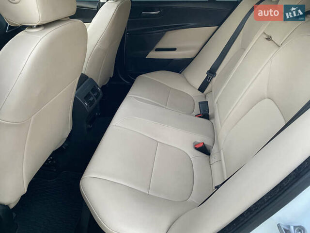 Белый Ягуар XE, объемом двигателя 2 л и пробегом 133 тыс. км за 14800 $, фото 12 на Automoto.ua