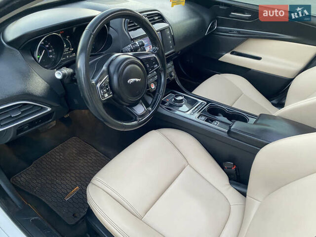 Белый Ягуар XE, объемом двигателя 2 л и пробегом 133 тыс. км за 14800 $, фото 11 на Automoto.ua